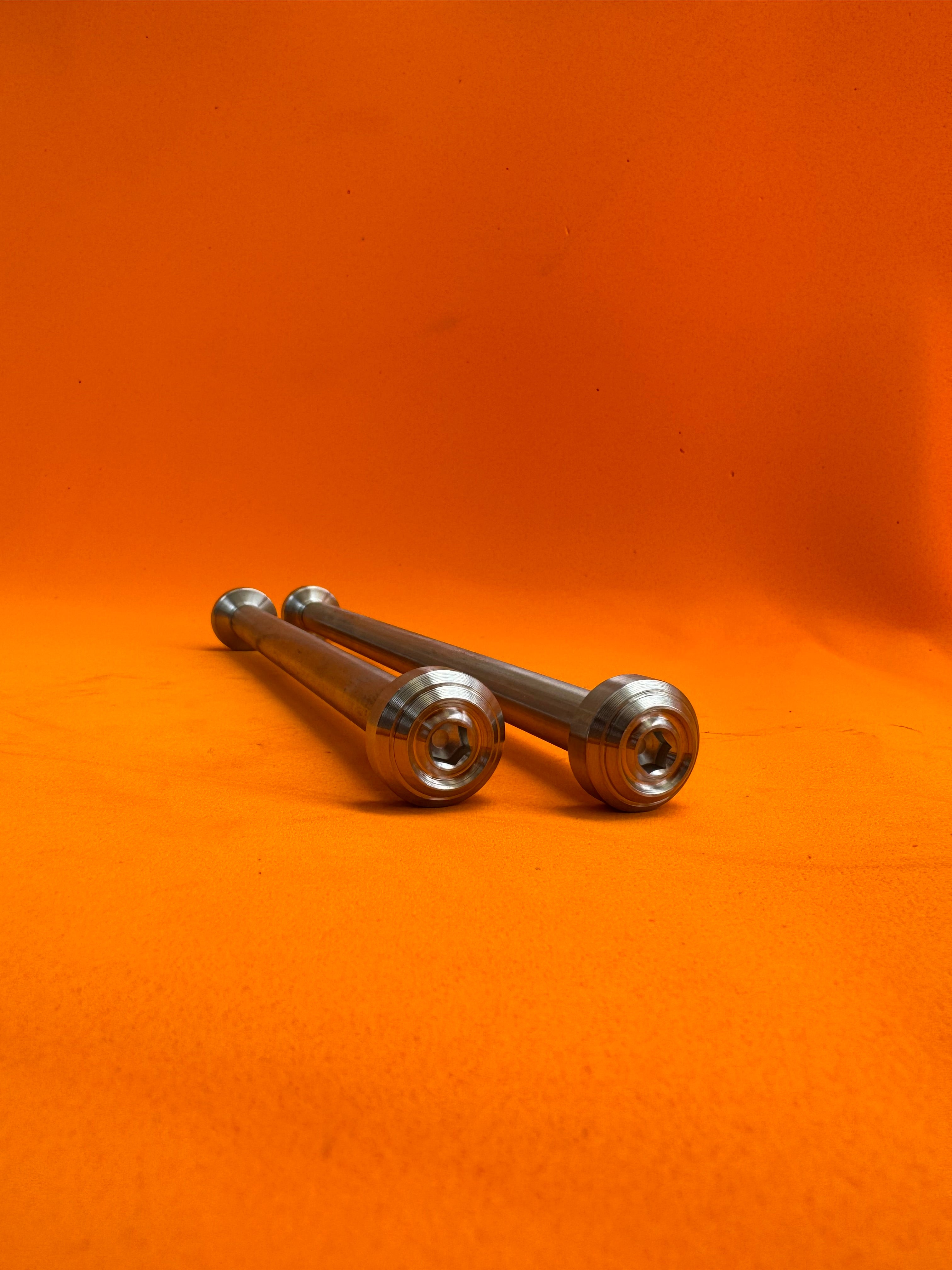 AXLE SLM SWINGARM ALLOY R