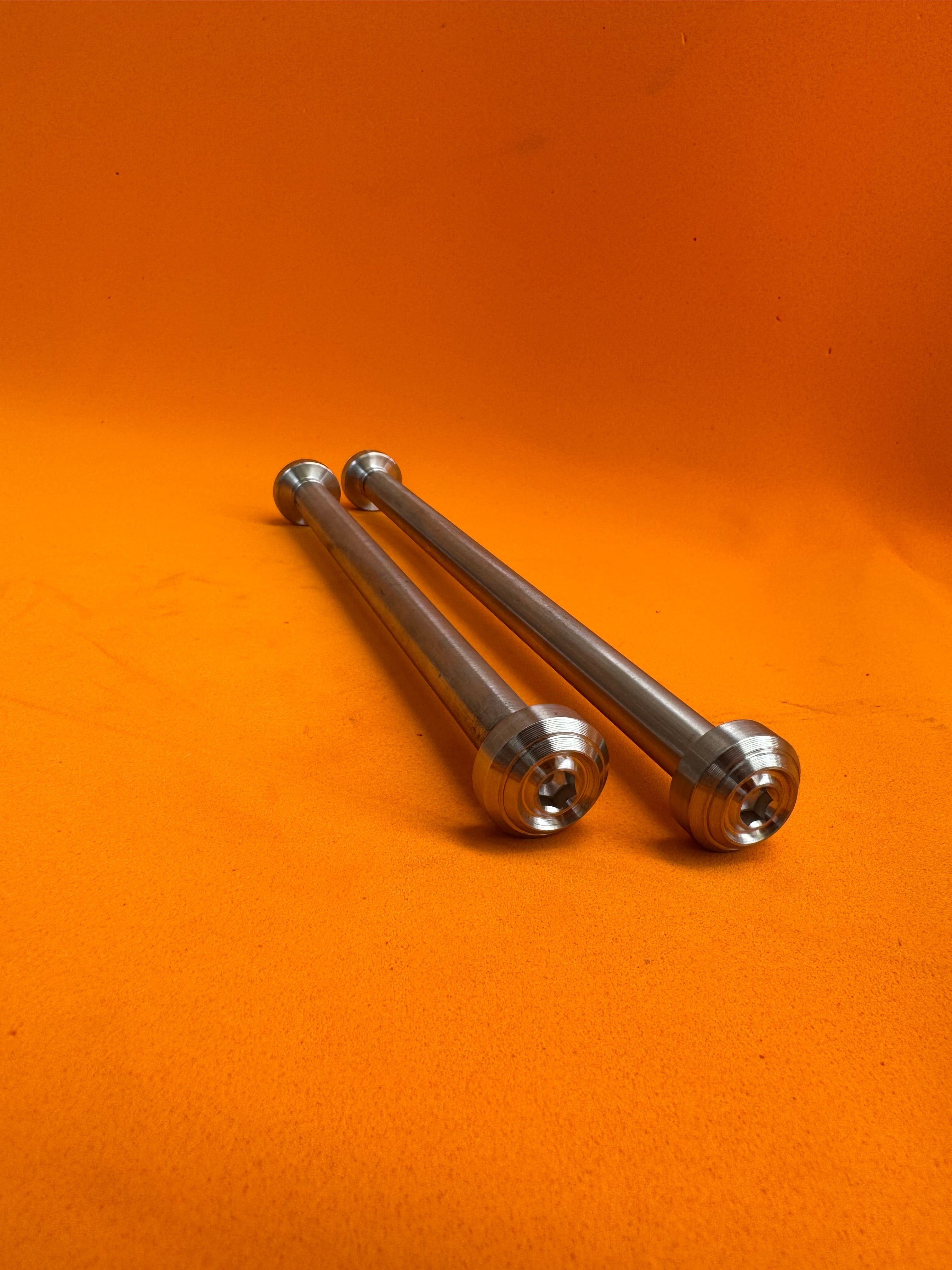 AXLE SLM SWINGARM ALLOY R